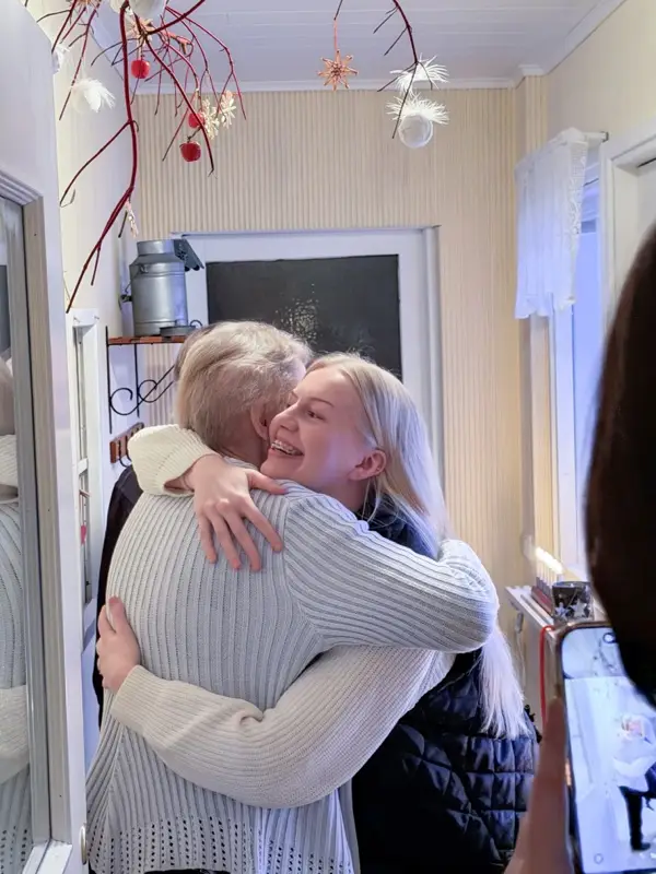 Helpen avustaja ja ikäihminen lämpimässä kohtaamisessa