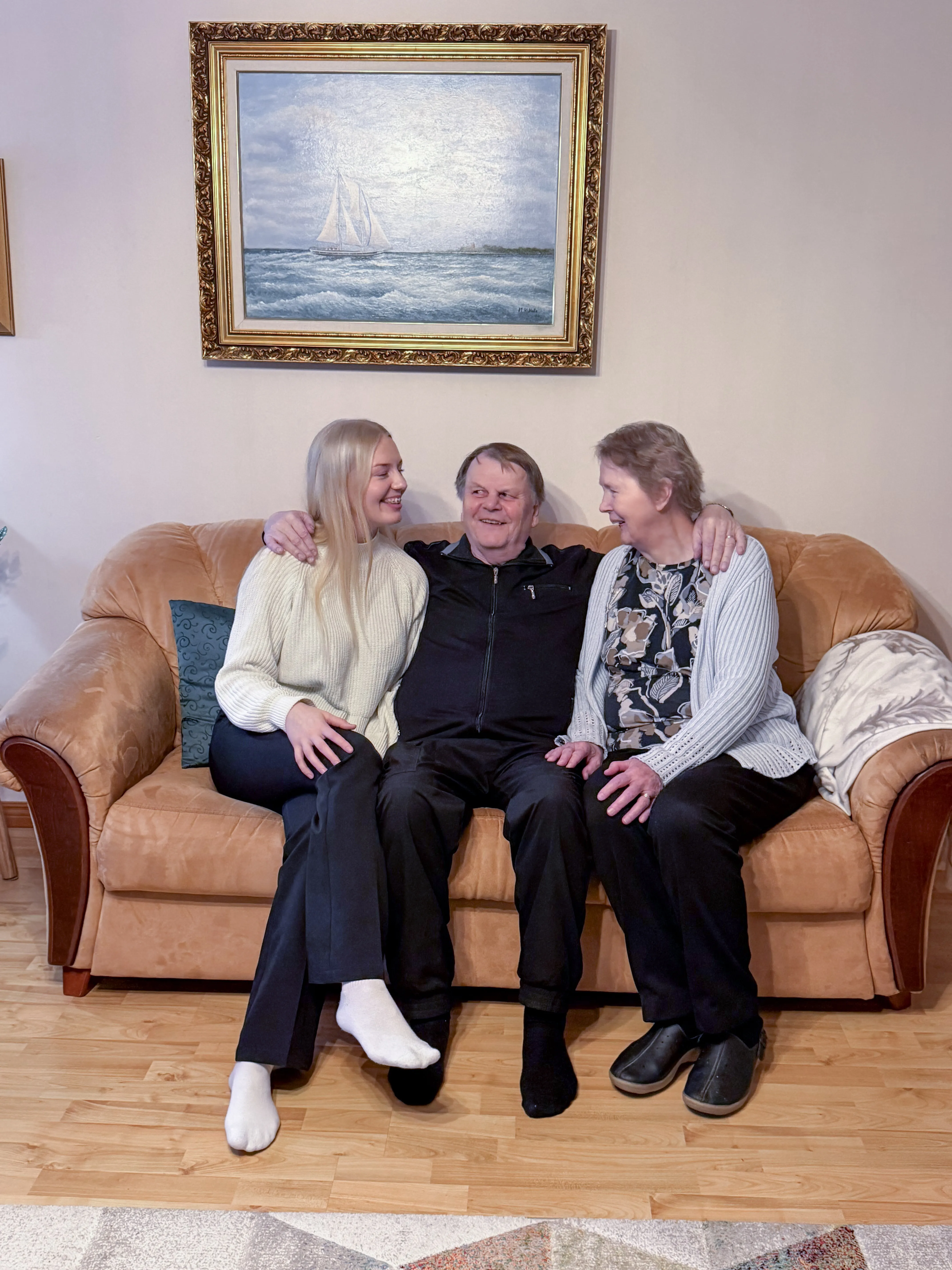 Helpen avustaja yhdessä ikäihmisen ja omaisen kanssa