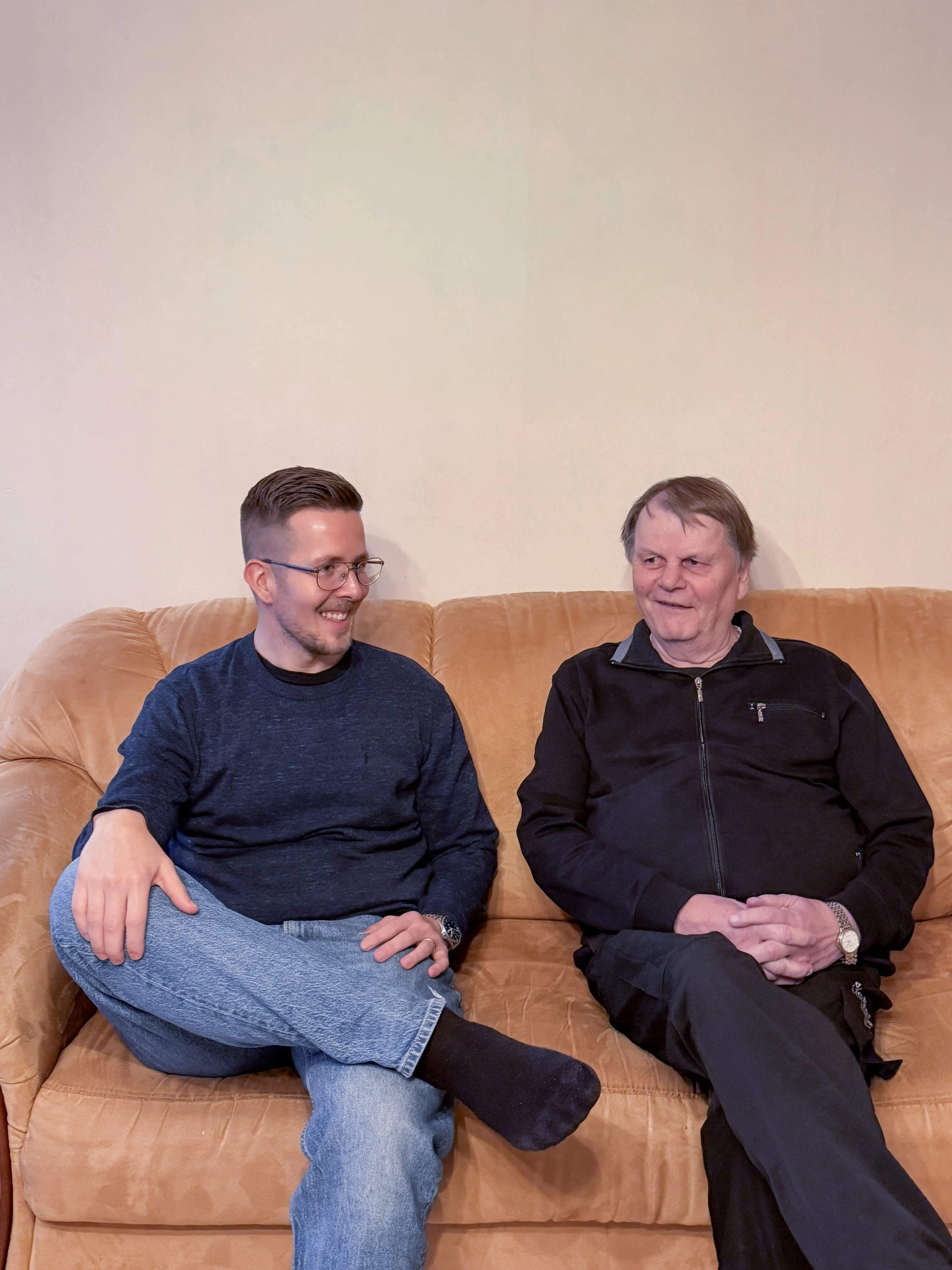 Helpen avustaja keskustelee asiakkaan kanssa