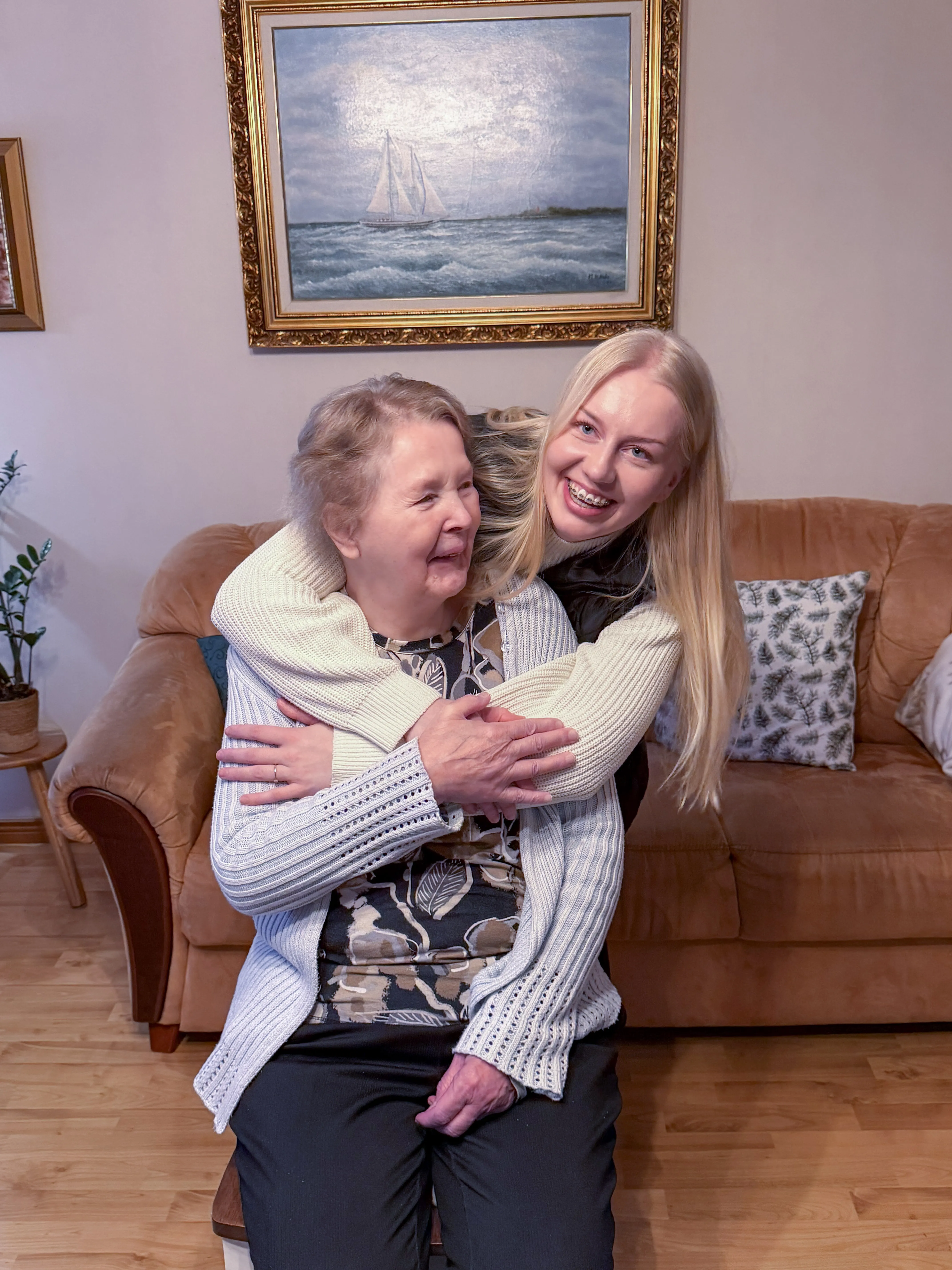 Helpen avustaja ja ikäihminen lämpimässä kohtaamisessa